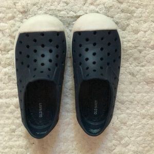 Old Navy toddler water shoes size 6- navy blue